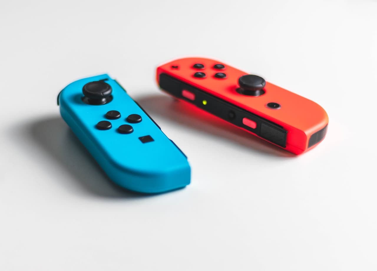 Photo de la Nintendo Switch rouge et bleue.